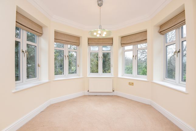 Flat 6, Hamilton Place, 50, Old Woking Road, West Byfleet photo 4