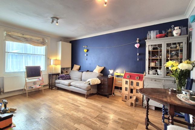 Flat for sale in Villiers Road, Isleworth