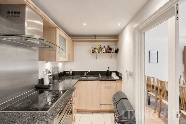 Flat Flat 6, 60, Vauxhall Bridge Road, London photo 4