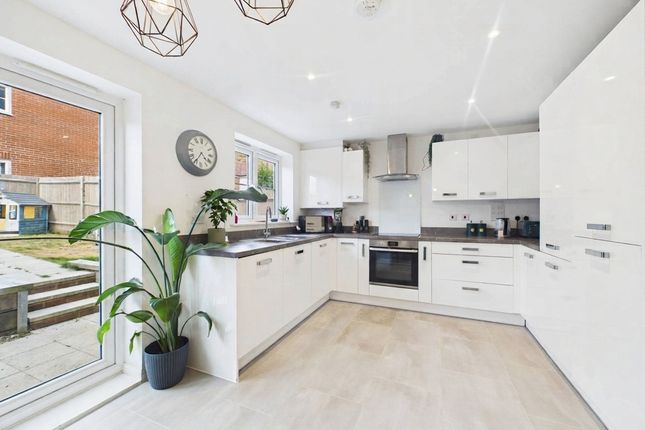 39, Worrall Drive, Wouldham, Rochester photo 3
