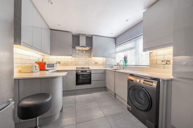 11 Bellamy Close, Watford photo 2