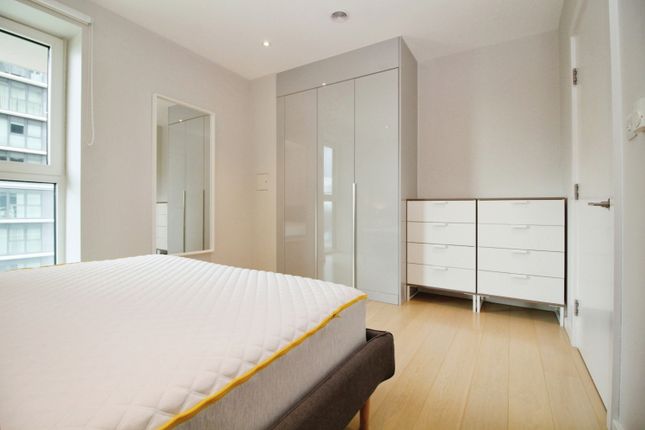 Flat to rent in Glasshouse Gardens, London
