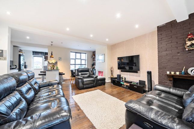 Flat for sale in North Approach, Watford, Hertfordshire