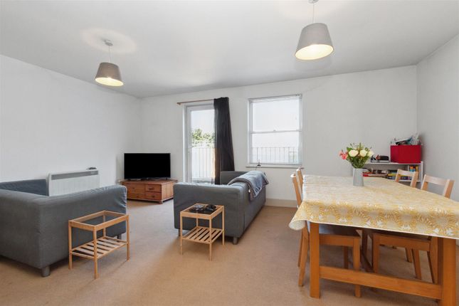 Flat to rent in Lavender Hill, London