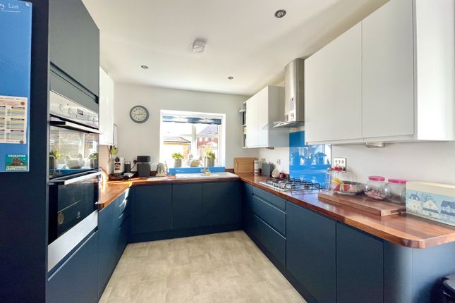 3, De Clares Close, Lymington photo 2