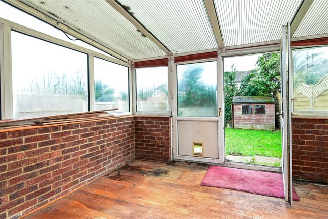 23, Caernarvon, Camberley photo 4