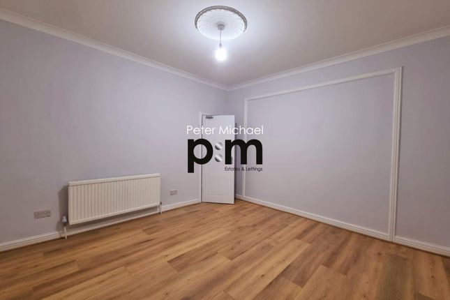 Terraced house to rent in Melbourne Avenue, London