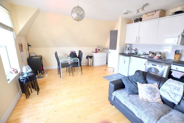 Flat to rent in Lavender Hill, London