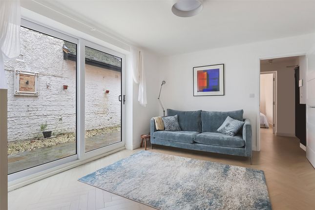 1-bed flat on Flat 2, Park House 77-81,, Bell Street, Surrey, £280,000
