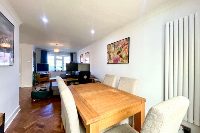 76, Sycamore Drive, East Grinstead photo 3