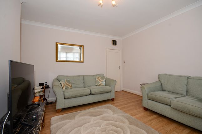 10 Green Court, Green Lane, Edgware photo 3