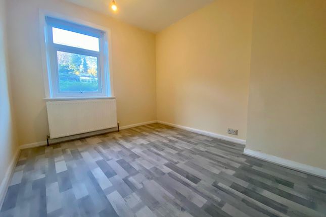 130, Victoria Road, HUDDERSFIELD photo 5