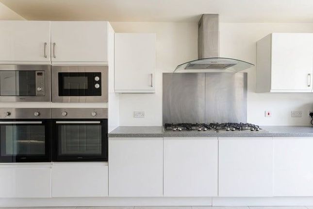 16 Kingsley Road, Ilford photo 3