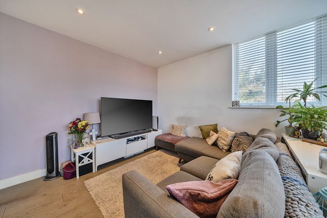 Flat 6,, Madison Court, Hillingdon photo 2