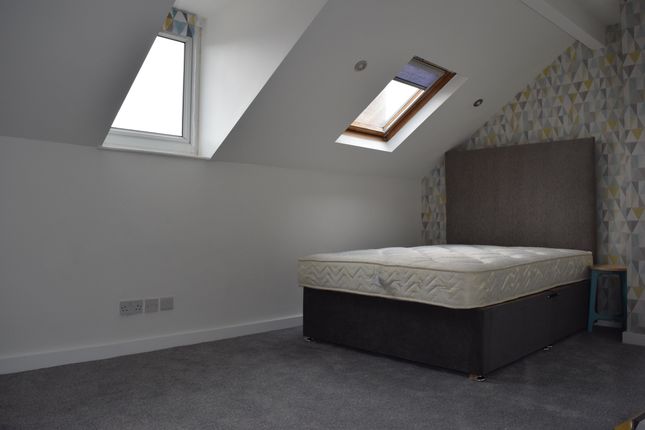 18 Ash Road, Leeds photo 3