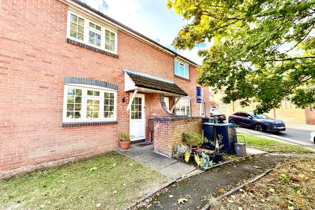 1-bed terraced on Hunting Gate Drive, Chessington, £300,000