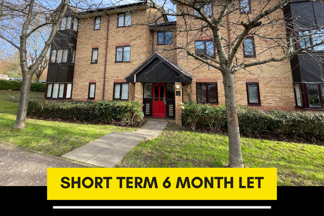 Flat to rent in Centre Drive, Epping