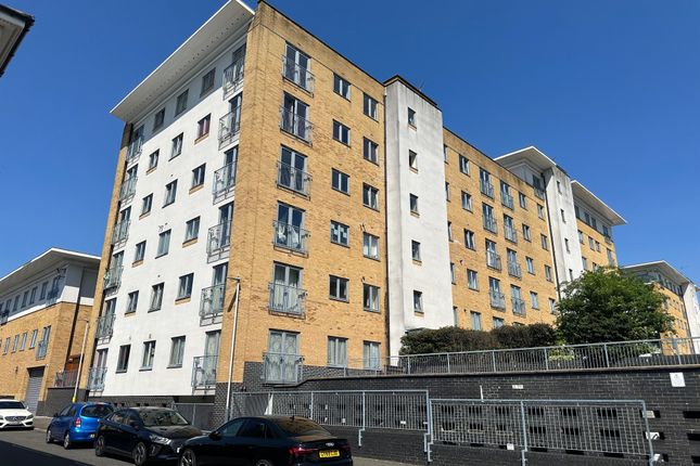 Flat to rent in Caldon House Waxlow Way, Northolt