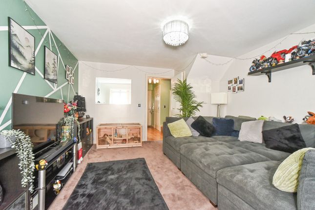 5, Cookham Road - Oakhurst, Swindon photo 2