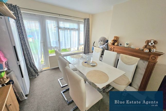 125, Saxon Avenue, Feltham photo 3