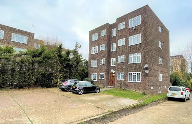Flat to rent in Arborfield Close, Slough