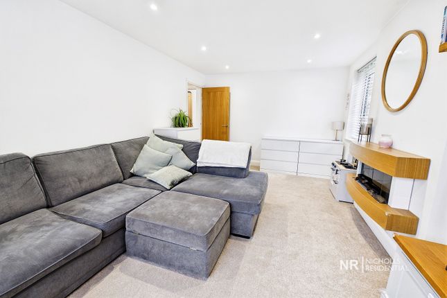 8 Warwick Court, Hook Road, Surbiton photo 2