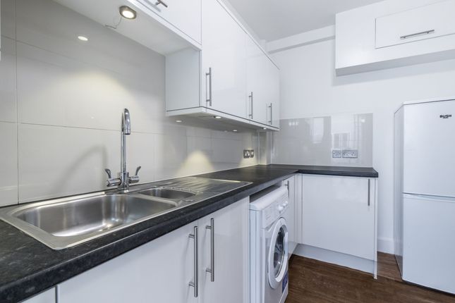 7 Brondesbury Court 235 Willesden Lane, London photo 4