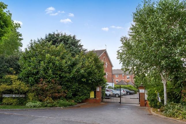 20 Harper Close, London photo 4