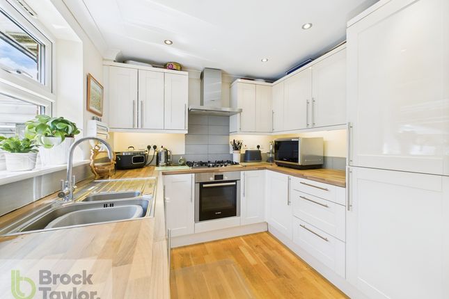7 Knights Court, Haywards Heath photo 4