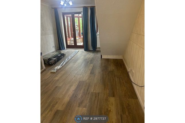 Holden Close, Dagenham photo 3