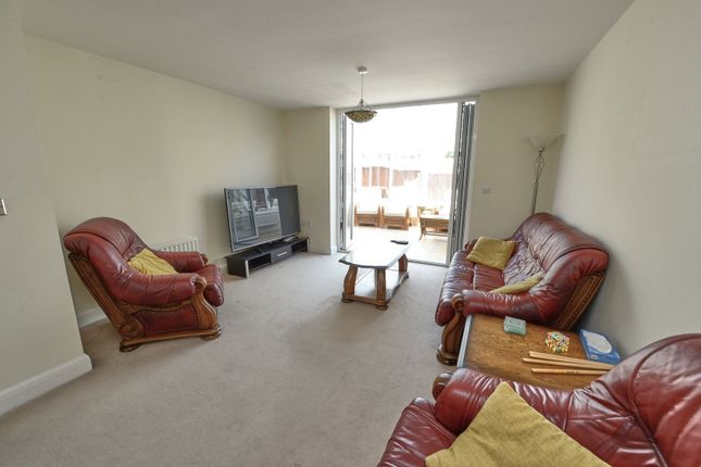 57, Luke Road East, Aldershot photo 3