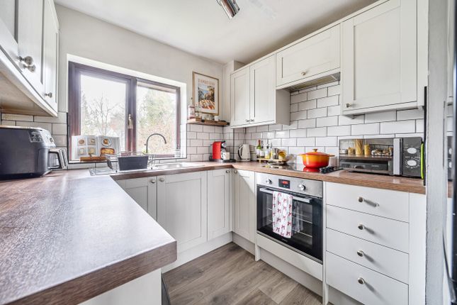 8, Manor Green, Surrey photo 5
