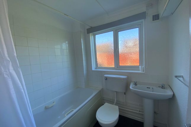 7, Bronte  Court, Hull photo 4