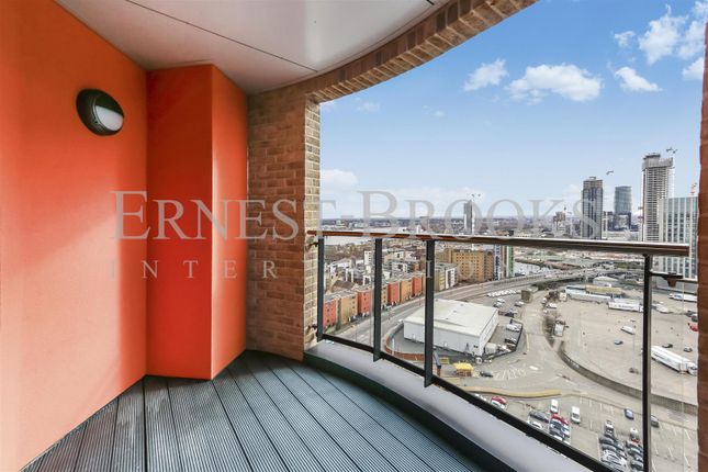 Flat for sale in Roosevelt Tower, Williamsburg Plaza, Blackwall