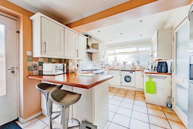 Thumbnail Detached house for sale in Bramble Close, Copthorne, Crawley