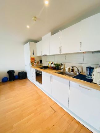 Thumbnail Flat to rent in Aurora Building, 164 Blackwall Way, South Quay, Canary Wharf, London