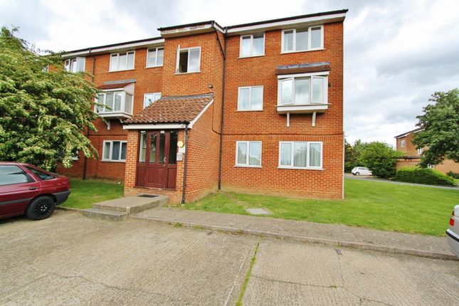 Flat to rent in Millhaven Close, Chadwell Heath