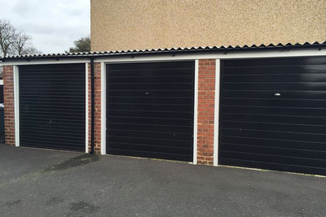 Parking/garage to let in Norman Court, Hampton