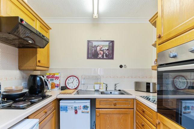Flat 21, Castle Court, 35, Castle Road, Clacton-On-Sea photo 4