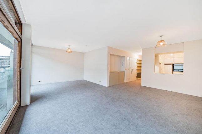 Flat to rent in Andrewes House, Barbican, London