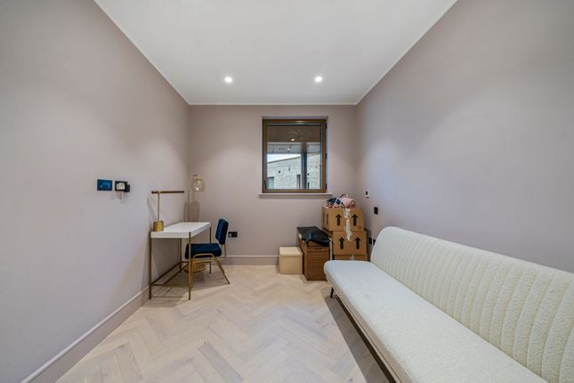 Flat to rent in Andrews Road, London