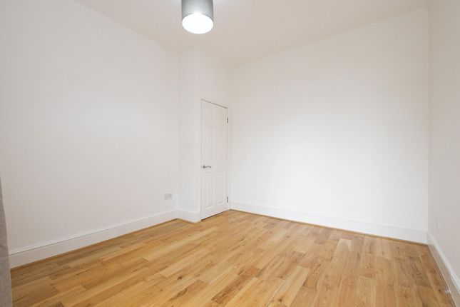 15A, Dallin Road, London photo 4