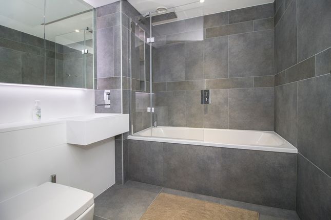 Flat for sale in 3 Dollar Bay Place, Canary Wharf