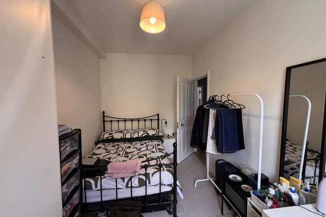 Flat 4, 19 Grange Park, London photo 4