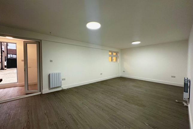 63, Tamworth Lane, Mitcham photo 3