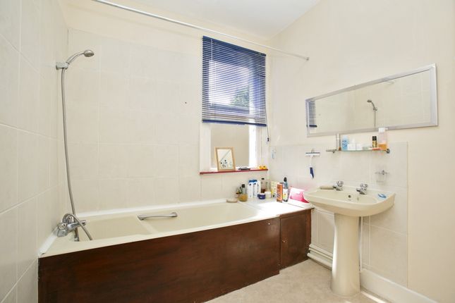 First Floor Flat 10, Glenroy Street, London photo 4