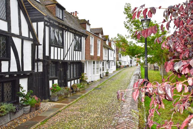 Thumbnail Terraced house for sale in Church Square, Rye