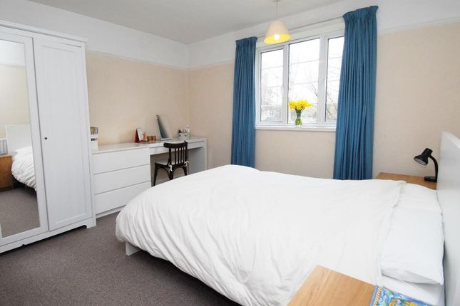 Flat 31, Bushey Court, Bushey Road, Raynes Park photo 4