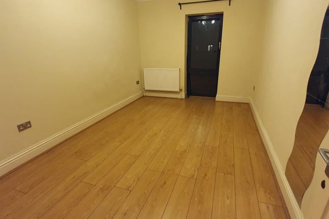 Flat 1, Rom View House 9, Como Street, ROMFORD photo 5