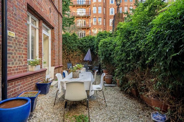 31C, Oakwood Court, London photo 3